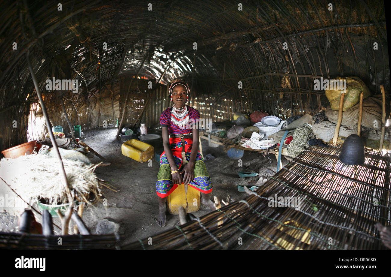 Mayo 01, 2009 - Awash, en Etiopía, una joven se sienta en jarras de agua dentro de su casa de madera y cepillo. Se asentaron en el desierto, estos nómadas de Etiopía debe caminar de cinco a seis horas para encontrar una fuente de agua para ellos y para sus animales. Debido a la falta de este recurso, los conflictos se han producido. La fecha es aproximada. (Crédito de la Imagen: © Ton Koene/ZUMApress.com) Foto de stock