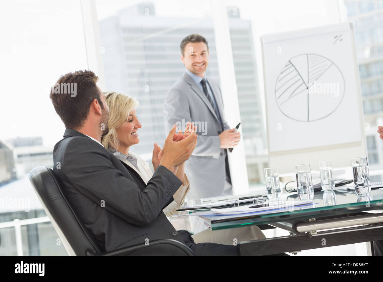 La gente de negocios en la oficina al momento de la presentación Foto de stock