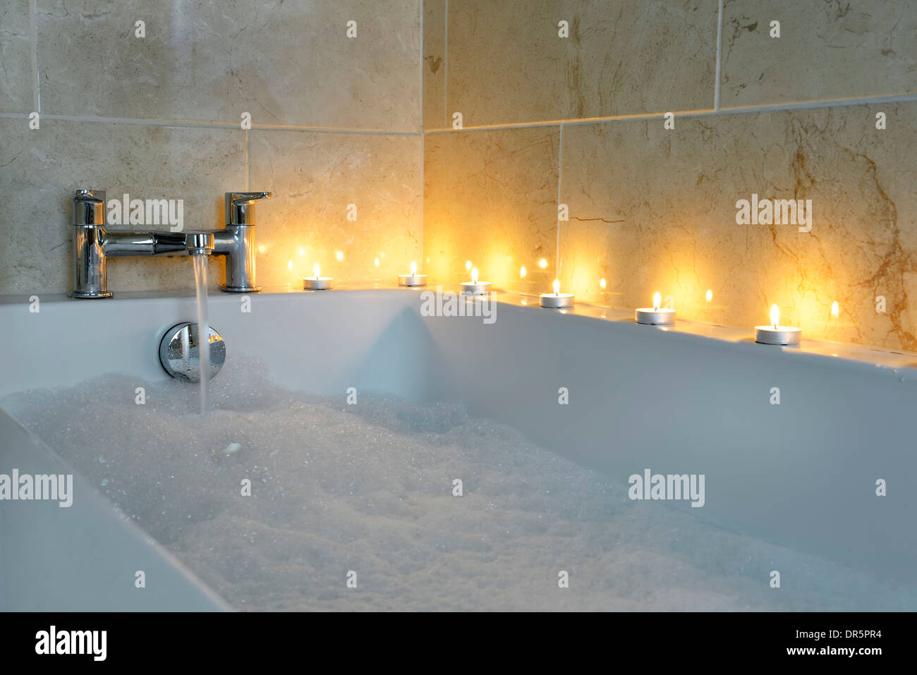 Bañera con velas fotografías e imágenes de alta resolución - Alamy