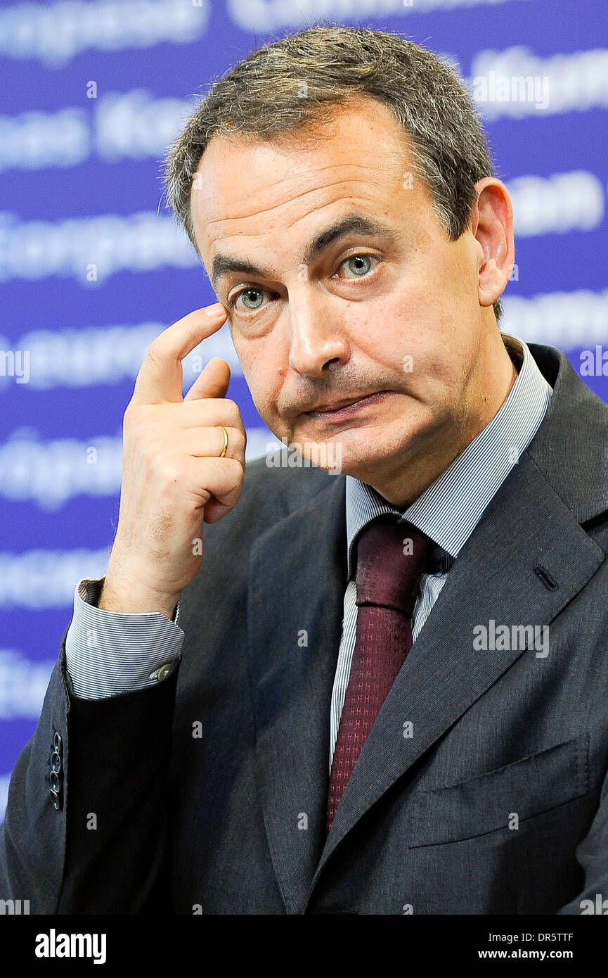 El Primer Ministro español, José Luis Rodríguez Zapatero, cuyo país asume  la presidencia rotatoria de la Unión Europea en enero de 2010, ofrece una  conferencia de prensa en Bruselas, Bélgica en 2009-04-29