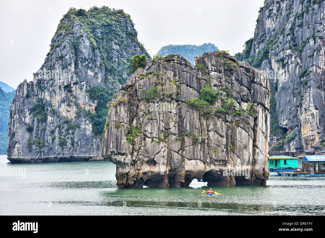 Limstone Torres, La Bahía de Halong Foto de stock