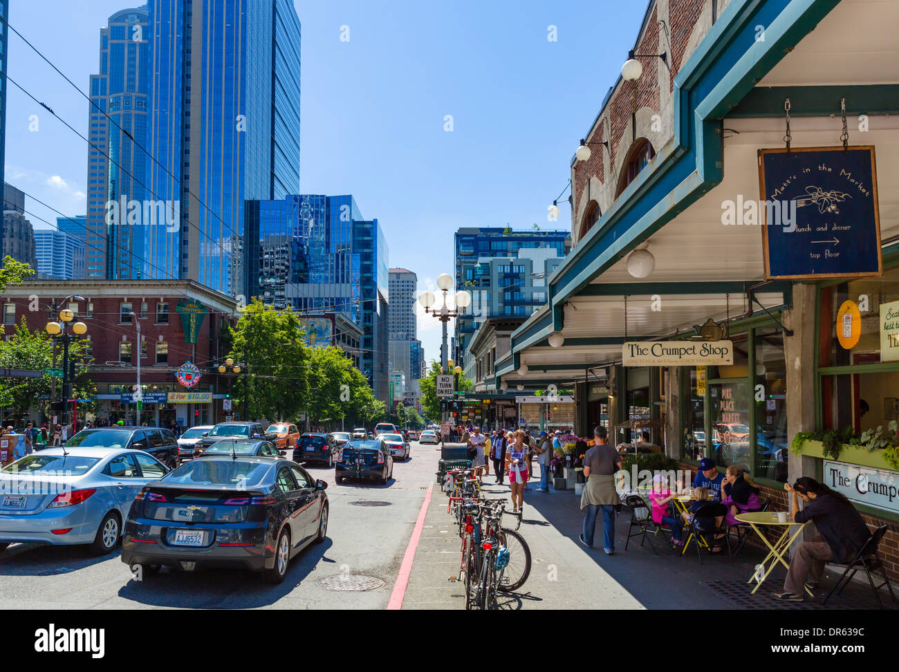 Ver abajo la primera avenida en el centro de la ciudad de Seattle, Washington, EE.UU. Foto de stock