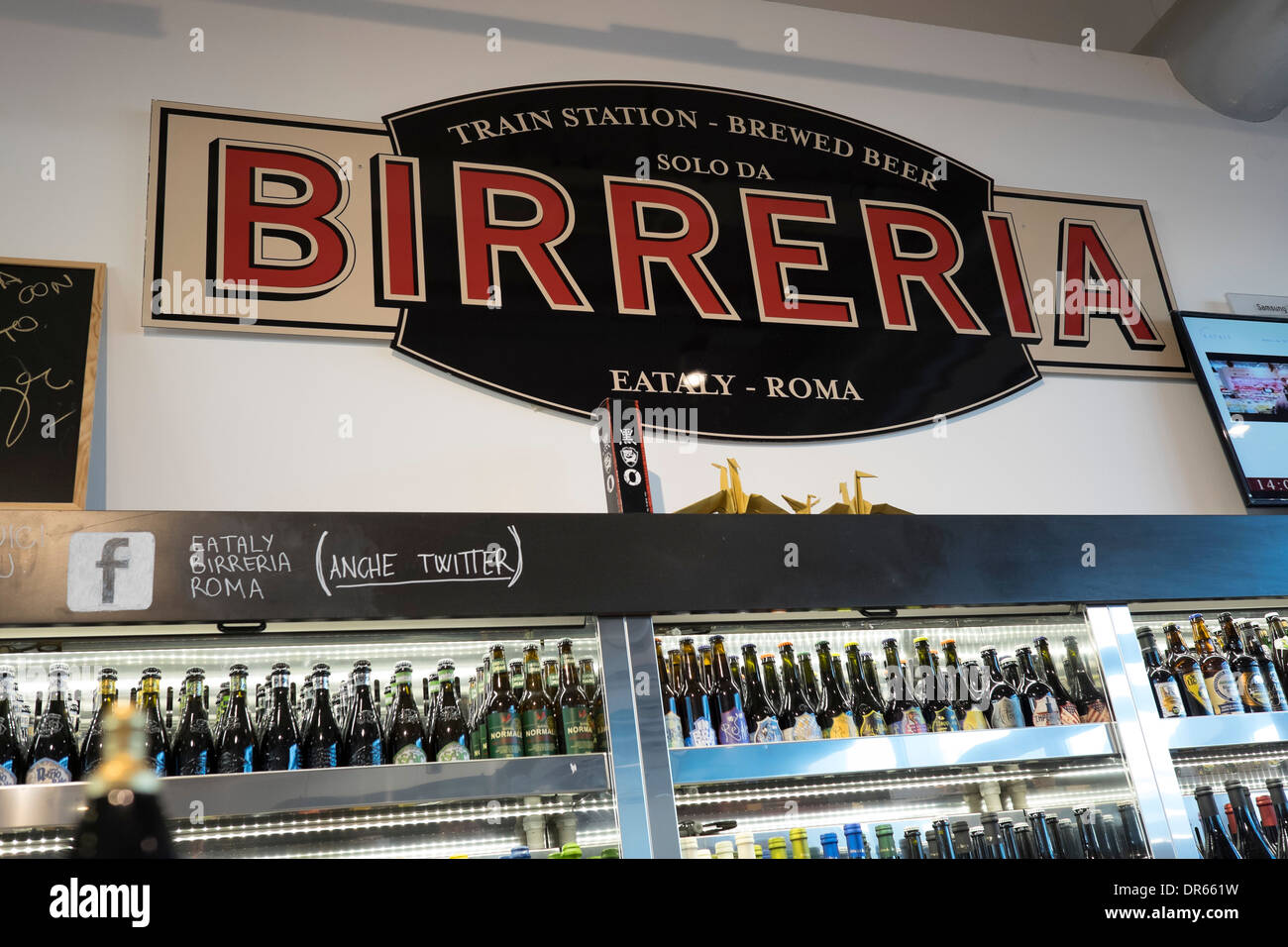 Tienda de cerveza Birreria Eataly, Roma (Italia). Foto de stock