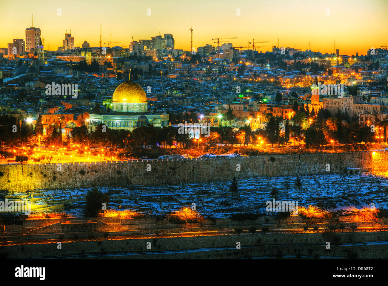 Panorama de la Ciudad Vieja de Jerusalén, Israel con la mezquita de cúpula dorada Foto de stock