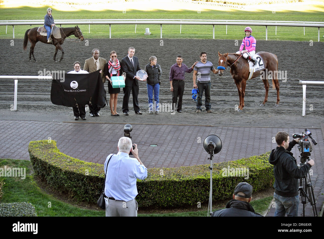 Los fotógrafos toman pista foto ganadora del entrenador de jockey y propietario de California Derby 2014 Foto de stock