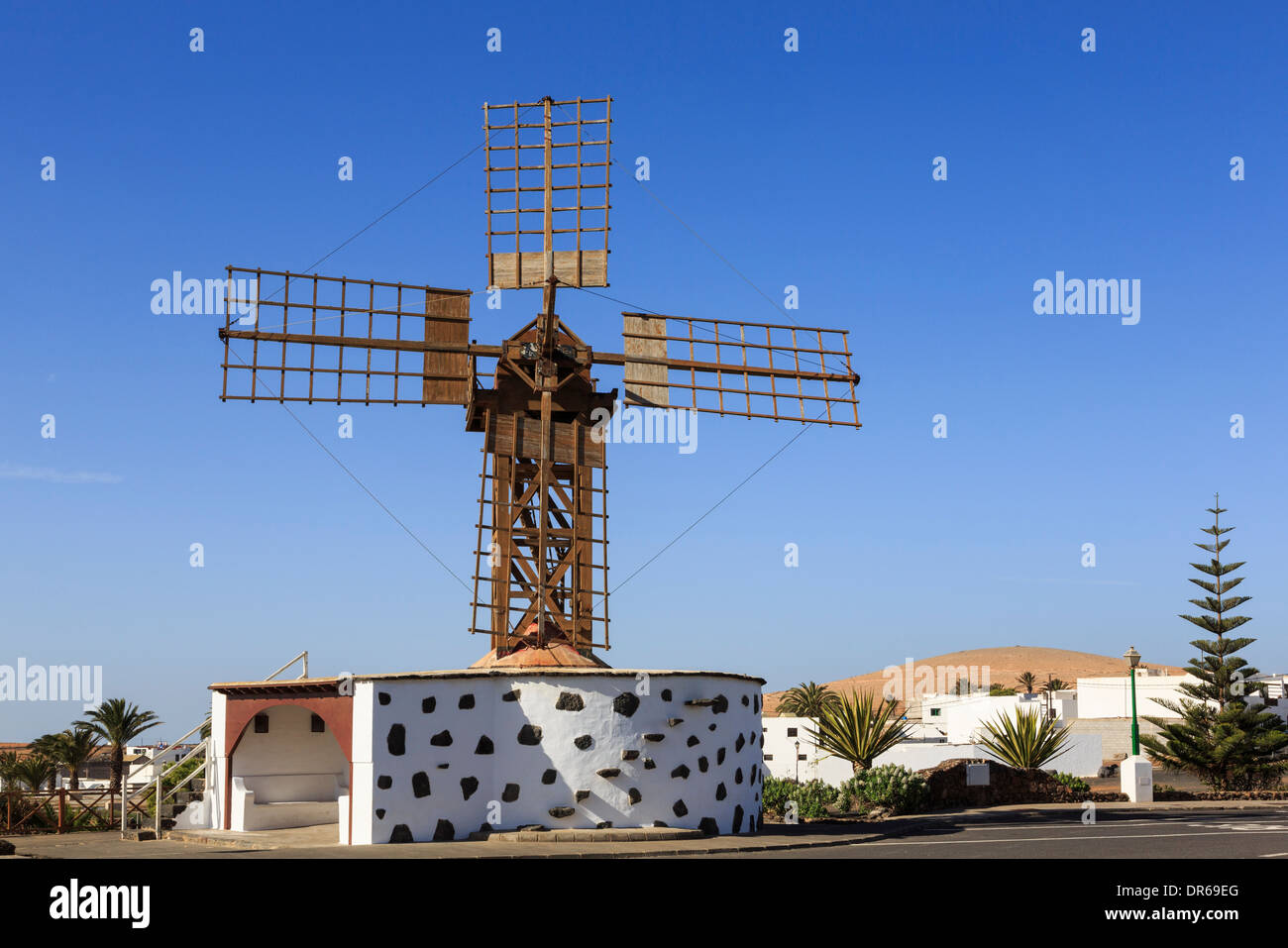Molino de viento de madera tradicional en el casco antiguo de Teguise, Lanzarote, Islas Canarias, España, Europa. Foto de stock