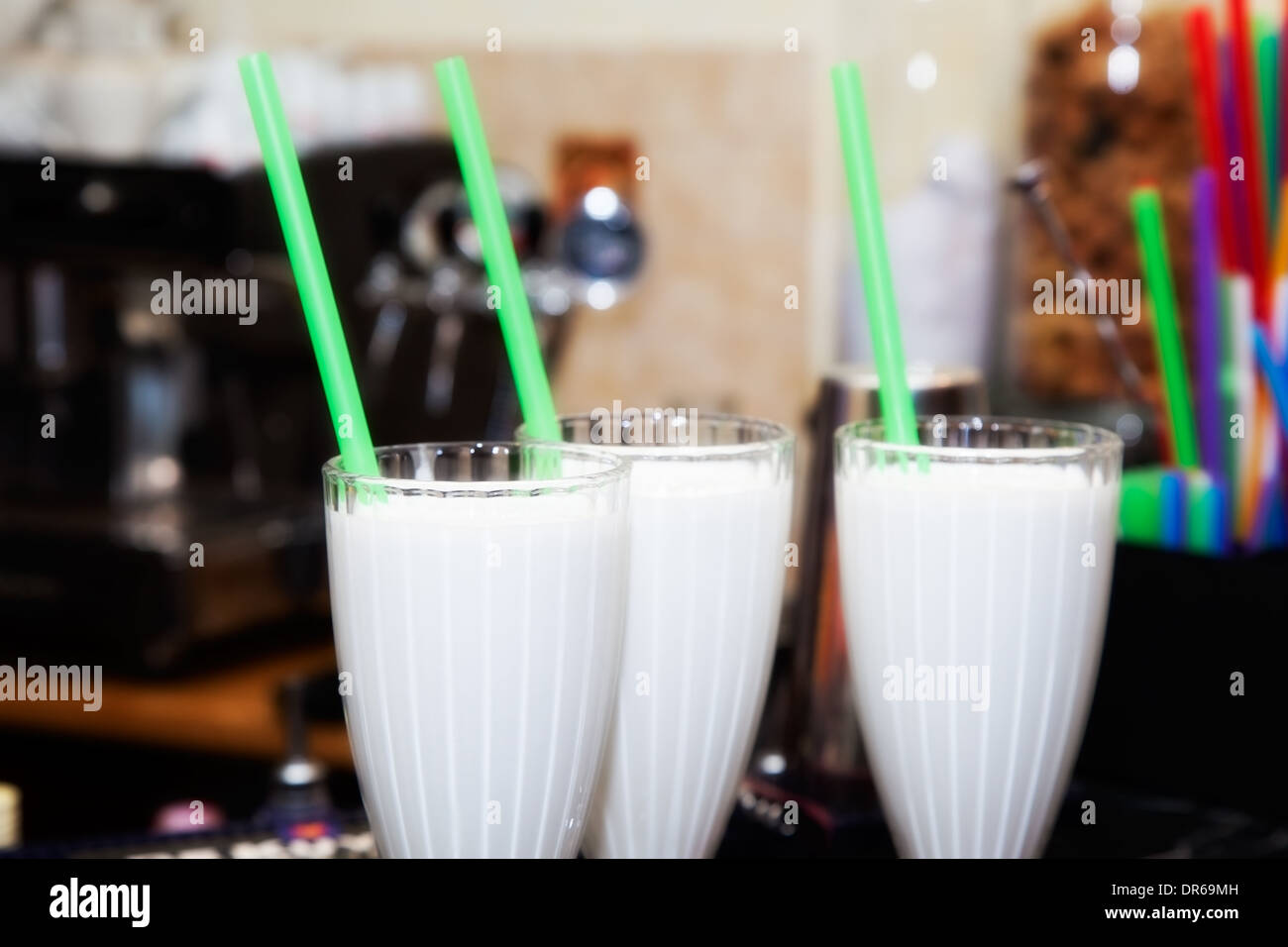 La bebida sin alcohol coctel de leche con paja en la barra Foto de stock