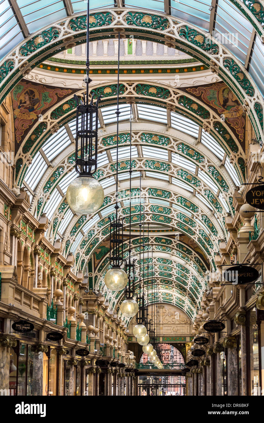 Techos con arcos segmentados de hierro fundido ornamentados vistos desde el interior de County Arcade, Victoria Quarter, Leeds. Foto de stock