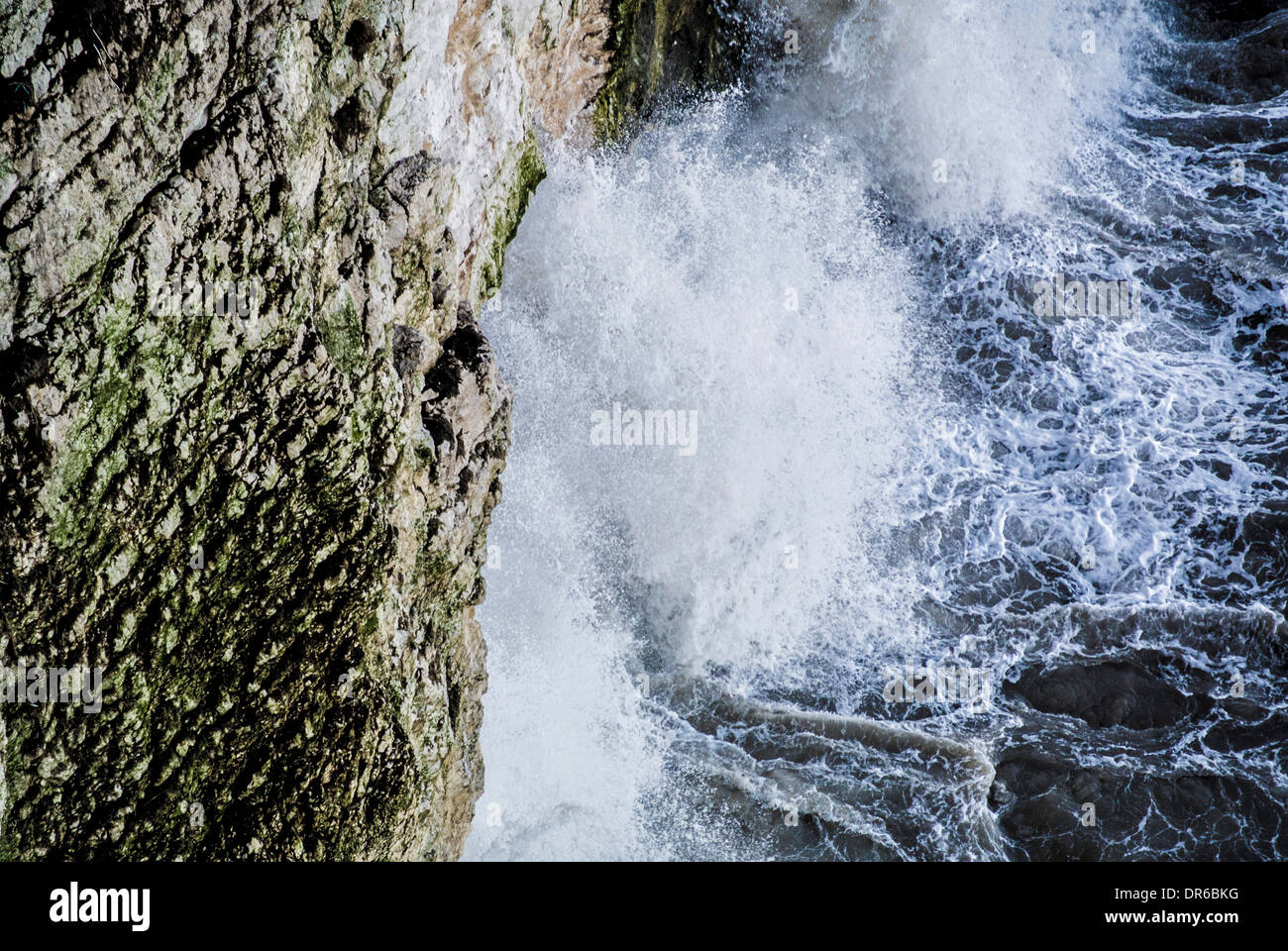 El mar choca contra los acantilados de Bempton. Sitio RSPB en la costa este de Inglaterra Foto de stock