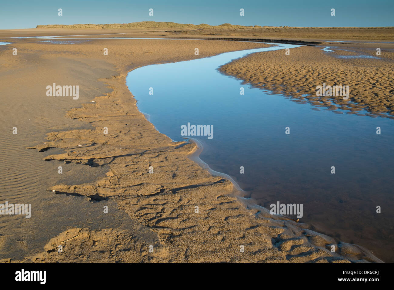 Arroyo de marea en la playa de arena. Holkham Bay Norfolk Foto de stock