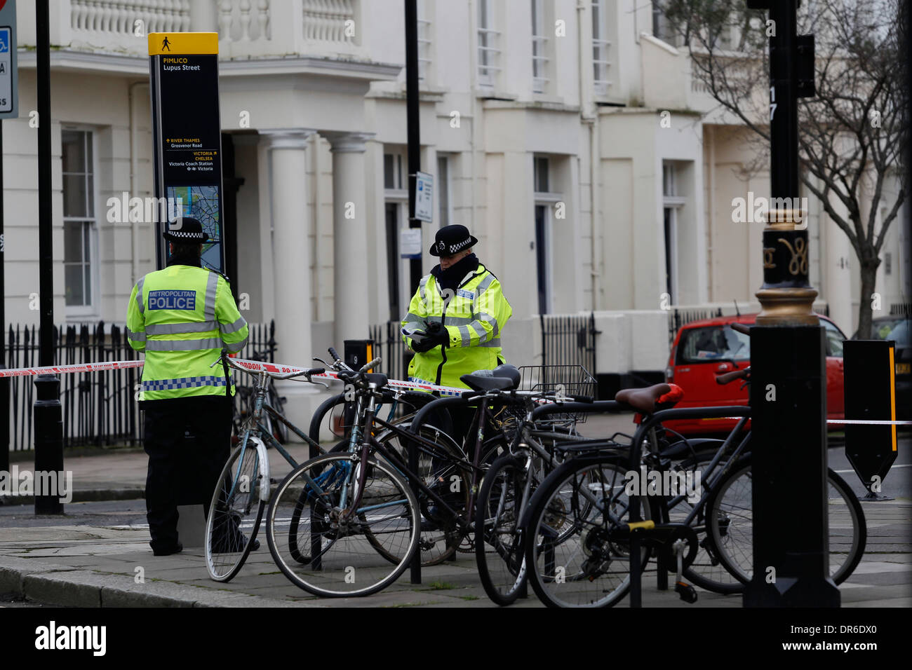 Forenses de la policía en un cordón en una escena del crimen en Pimlico Lupus Street Londres Gran Bretaña el 28 de enero de 2013. Foto de stock