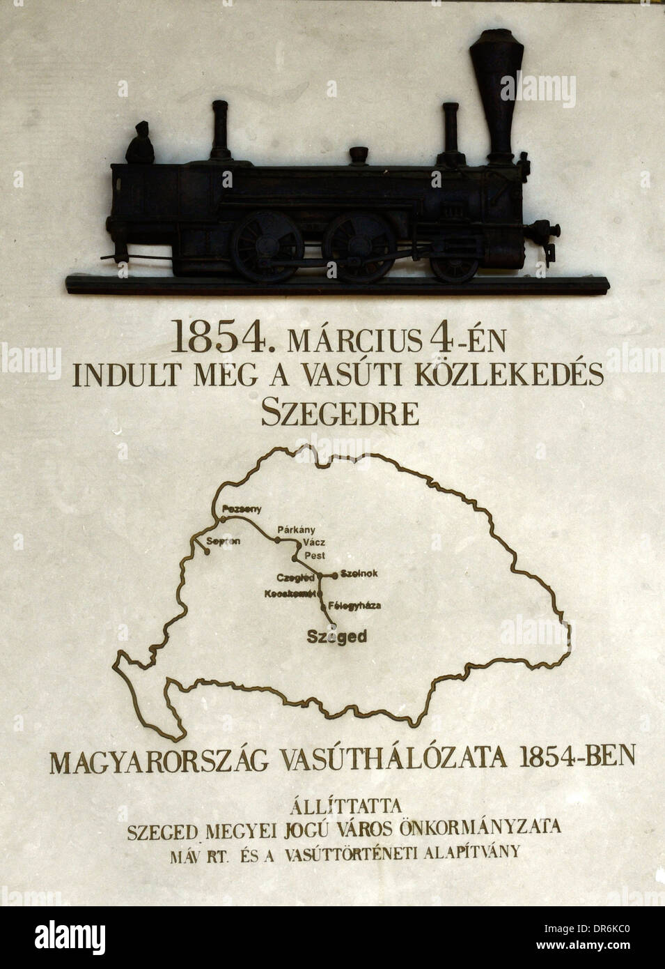 Estación de tren Szeged Hungría placa conmemorativa red ferroviaria húngara en 1854 Foto de stock