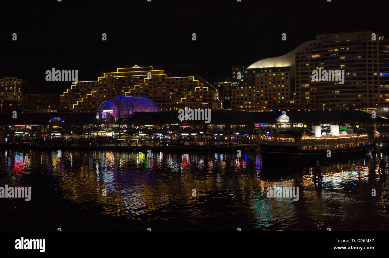 Vista de la bahía Cockle Bay de Sydney desde el puente Pyrmont en la noche con el reflejo en el agua Foto de stock