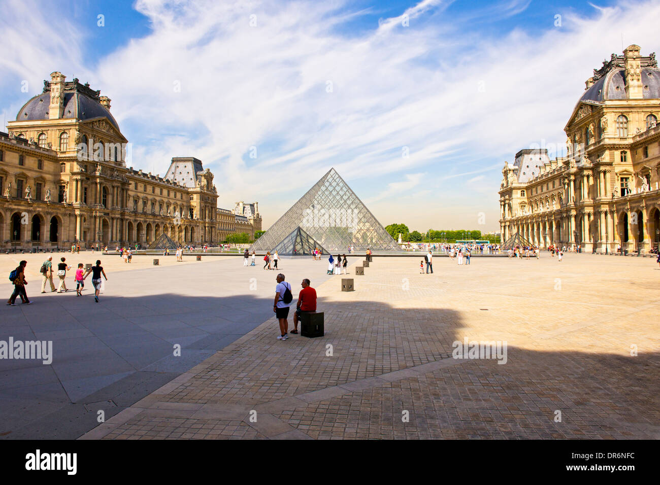 El museo del Louvre en París, Francia Foto de stock