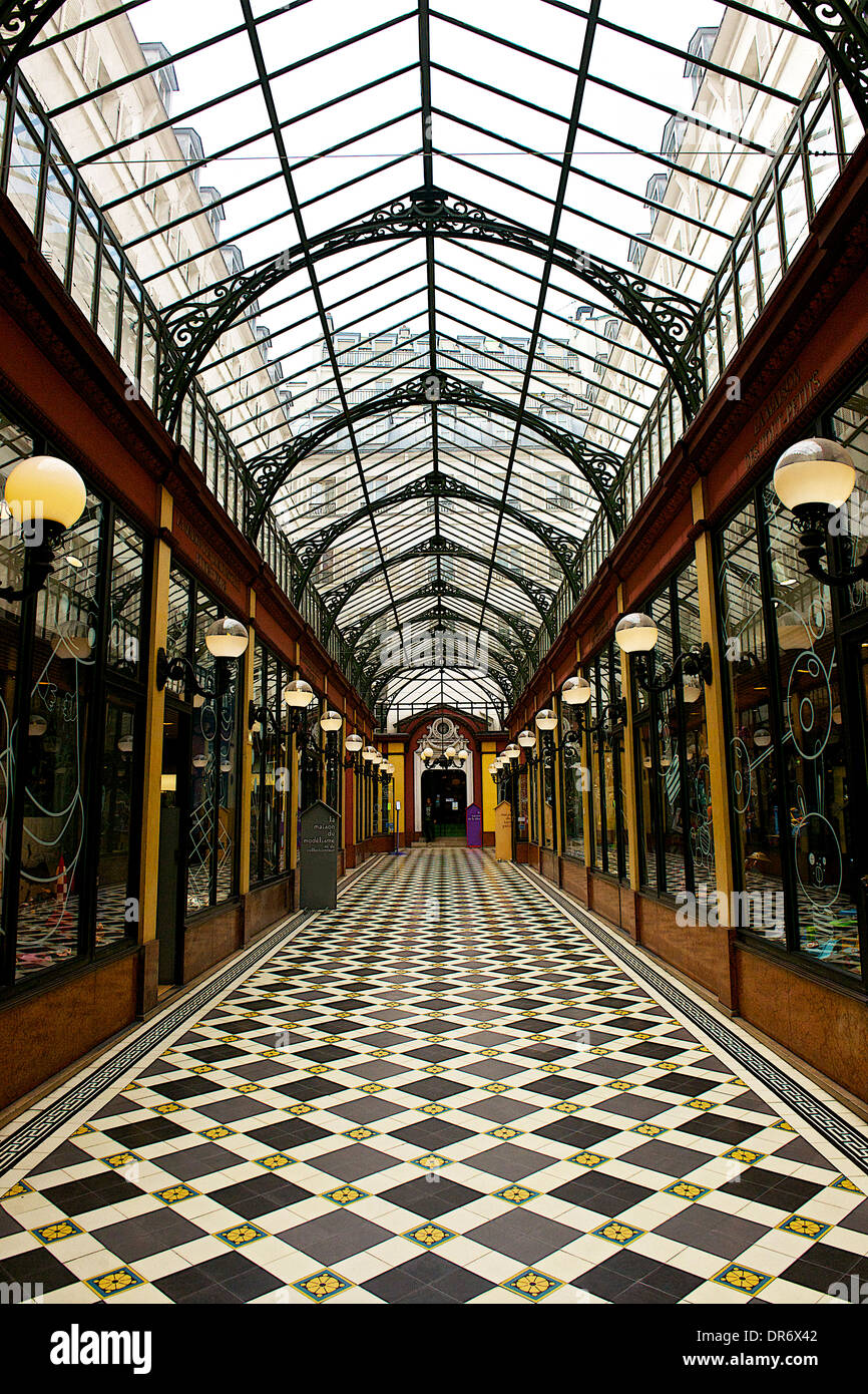 La histórica galería cubierta en París, Francia Foto de stock