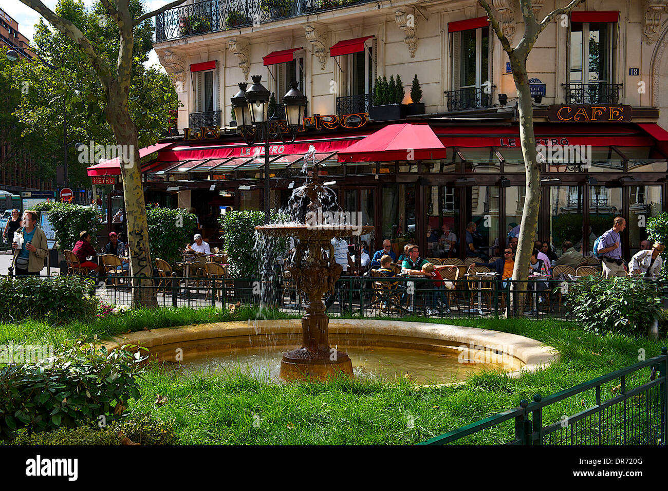 Cafetería y fuente en París, Francia Foto de stock