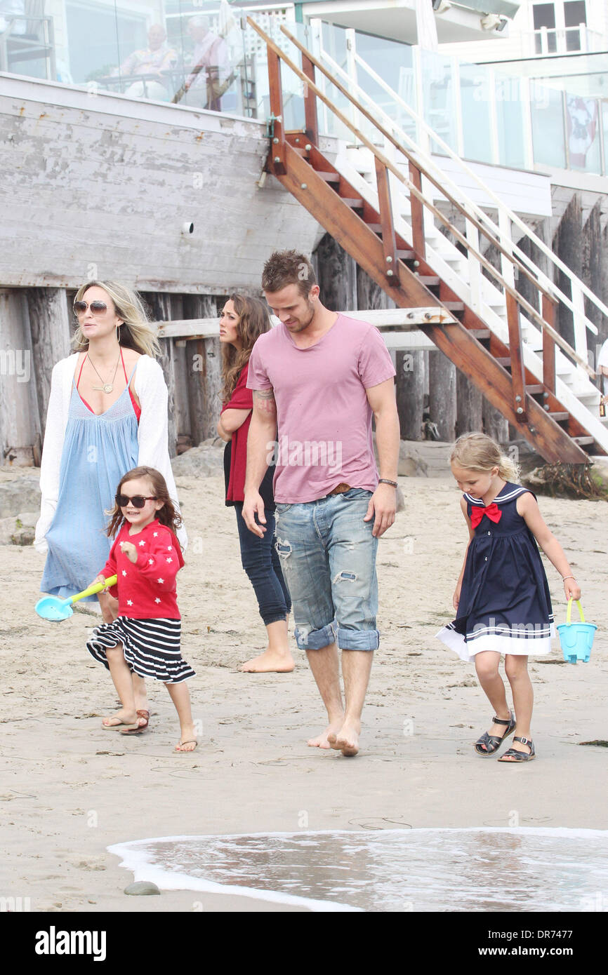 Cam Gigandet y su esposa Dominique Geisendorff caminar con su hija  Everleigh Ray Gigandet en la playa de Malibú en el 4º de julio de Los  Angeles, California - 04.07.12 Fotografía de