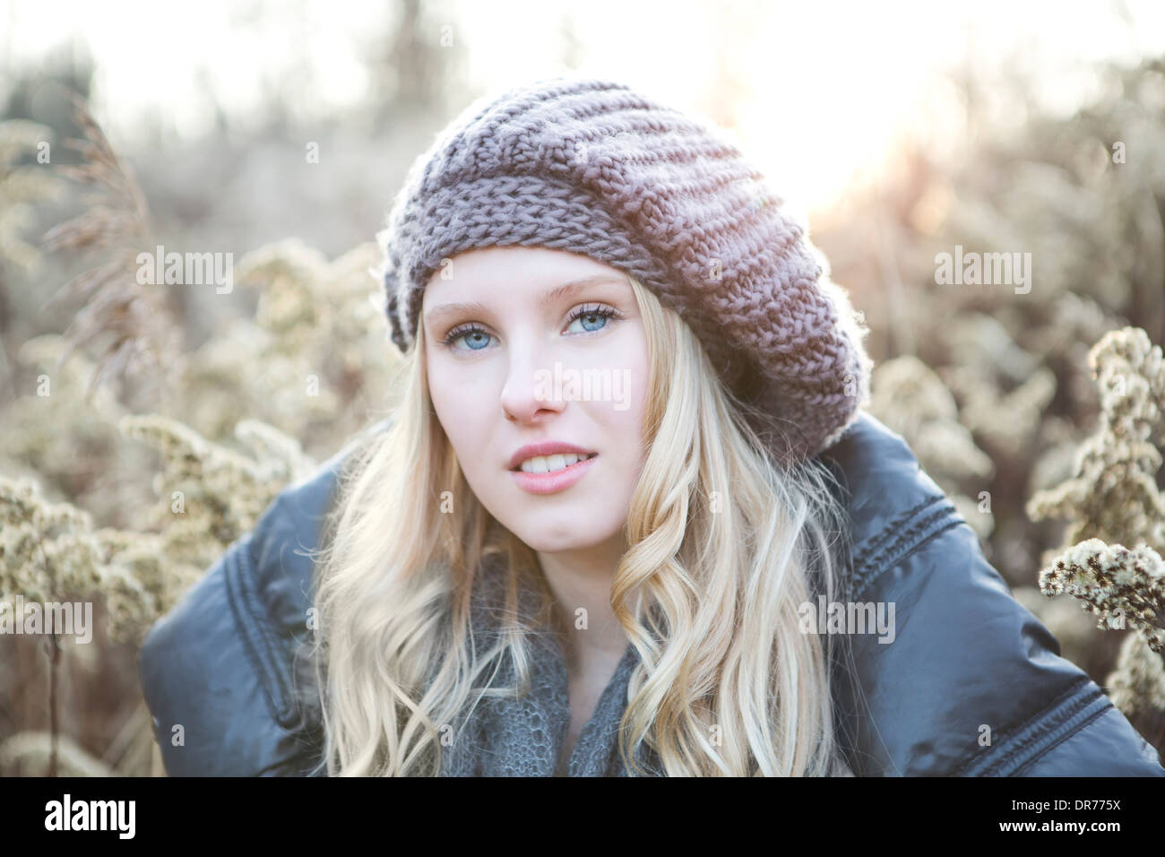 Retrato de mujer joven vestir lana cap Foto de stock