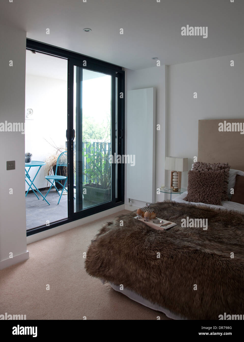 Dormitorio con balcón en apartamentos modernos, de Hampton Wick Fotografía  de stock - Alamy