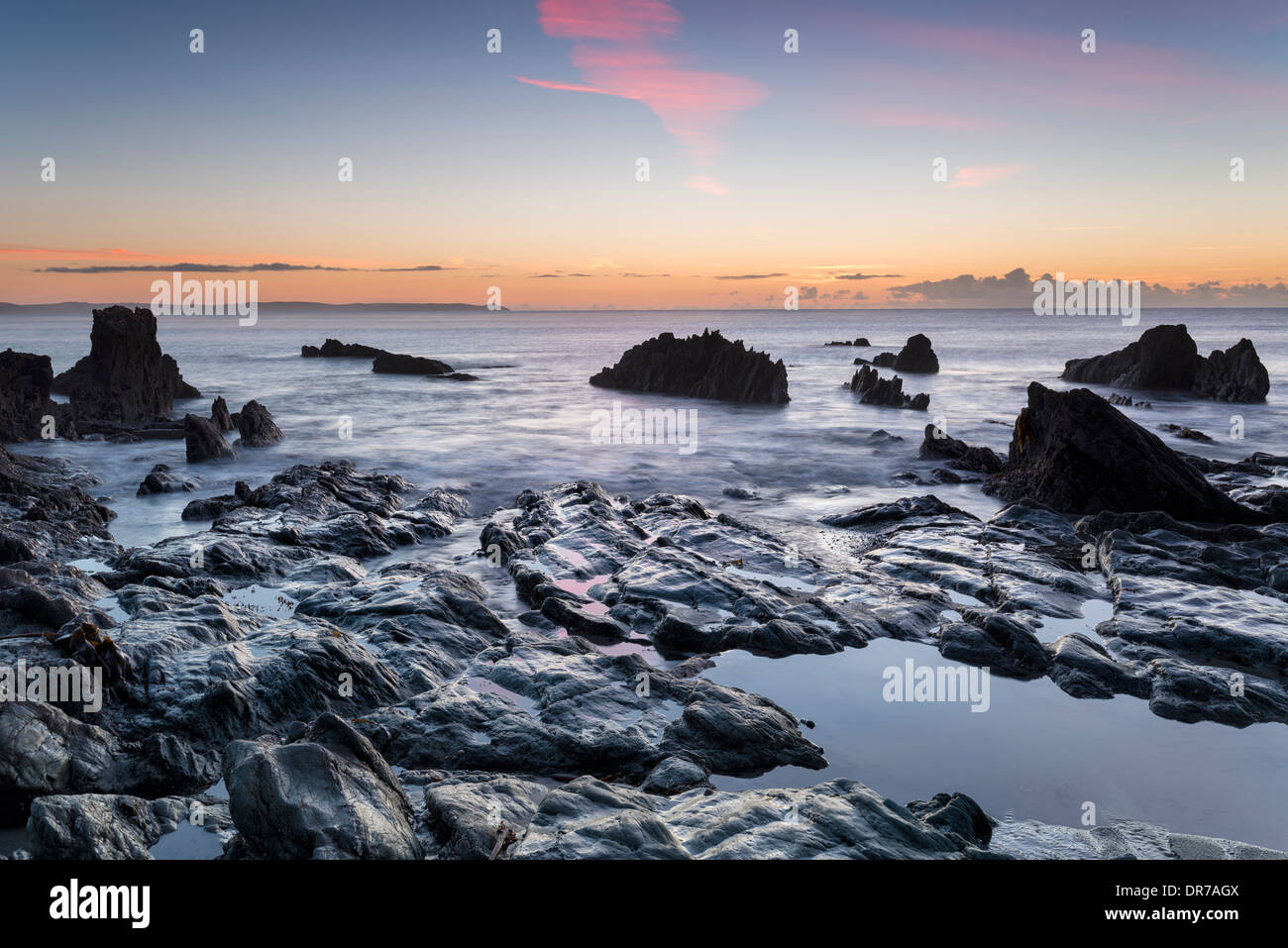 Amanecer en la playa de Looe, en la costa sur de Cornualles Foto de stock