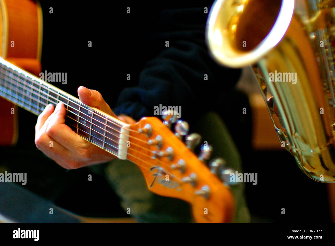 Guitarra saxofon fotografías e imágenes de alta resolución - Alamy
