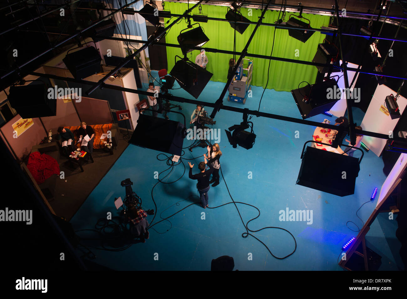 Estudios de medios televisivos de los estudiantes en el estudio produciendo un 'live' revista de TV programa diurno en Aberystwyth University UK Foto de stock