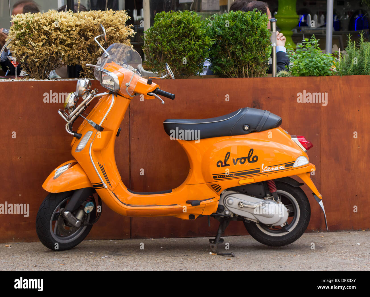 Orange moped fotografías e imágenes de alta resolución - Alamy
