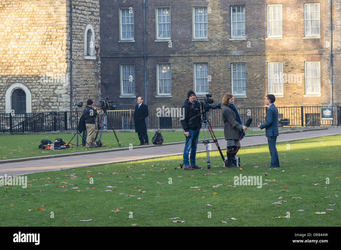 Periodistas de televisión cerca de las Casas del Parlamento, Londres, Inglaterra, Reino Unido Foto de stock