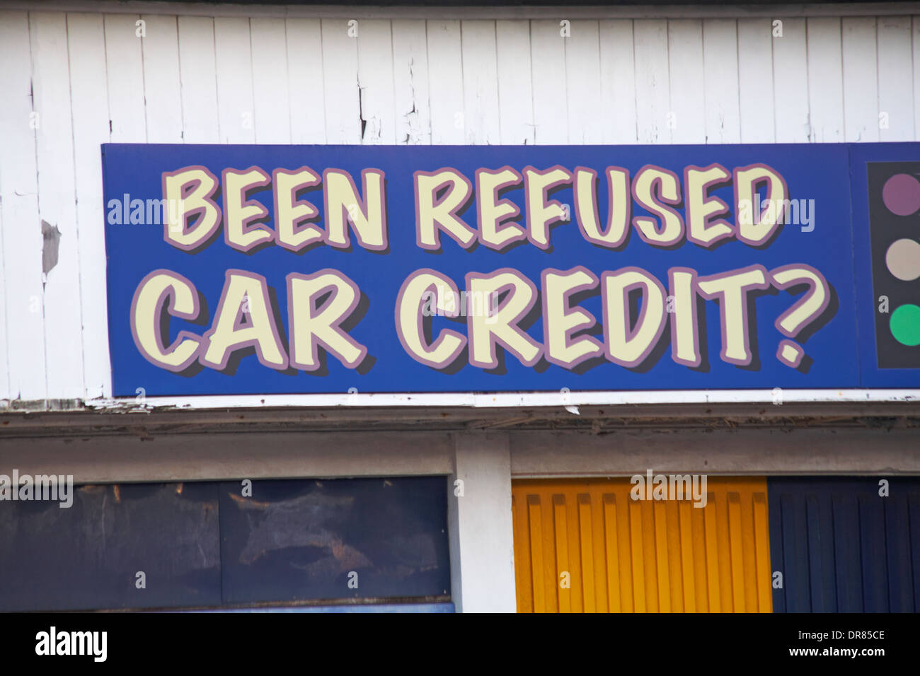 ¿se ha rechazado el crédito de automóvil? Firmar en el edificio en Portsmouth, Hampshire Reino Unido en enero Foto de stock