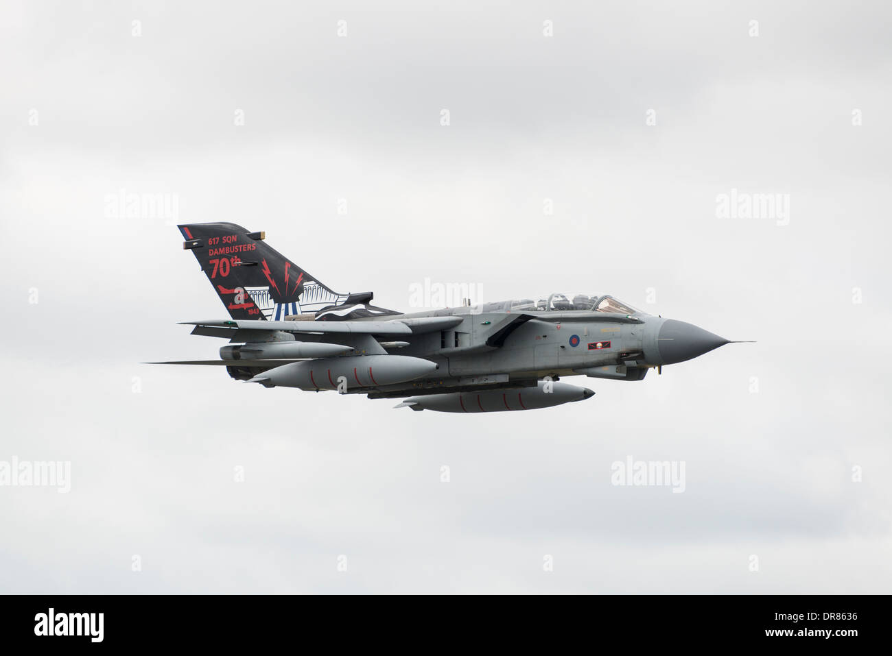 Panavia Tornado GR4 de la Royal Air Force Escuadrón 617 de la RAF justo después de despegar a tomar parte en una mosca en el pasado 2013 RIAT Foto de stock