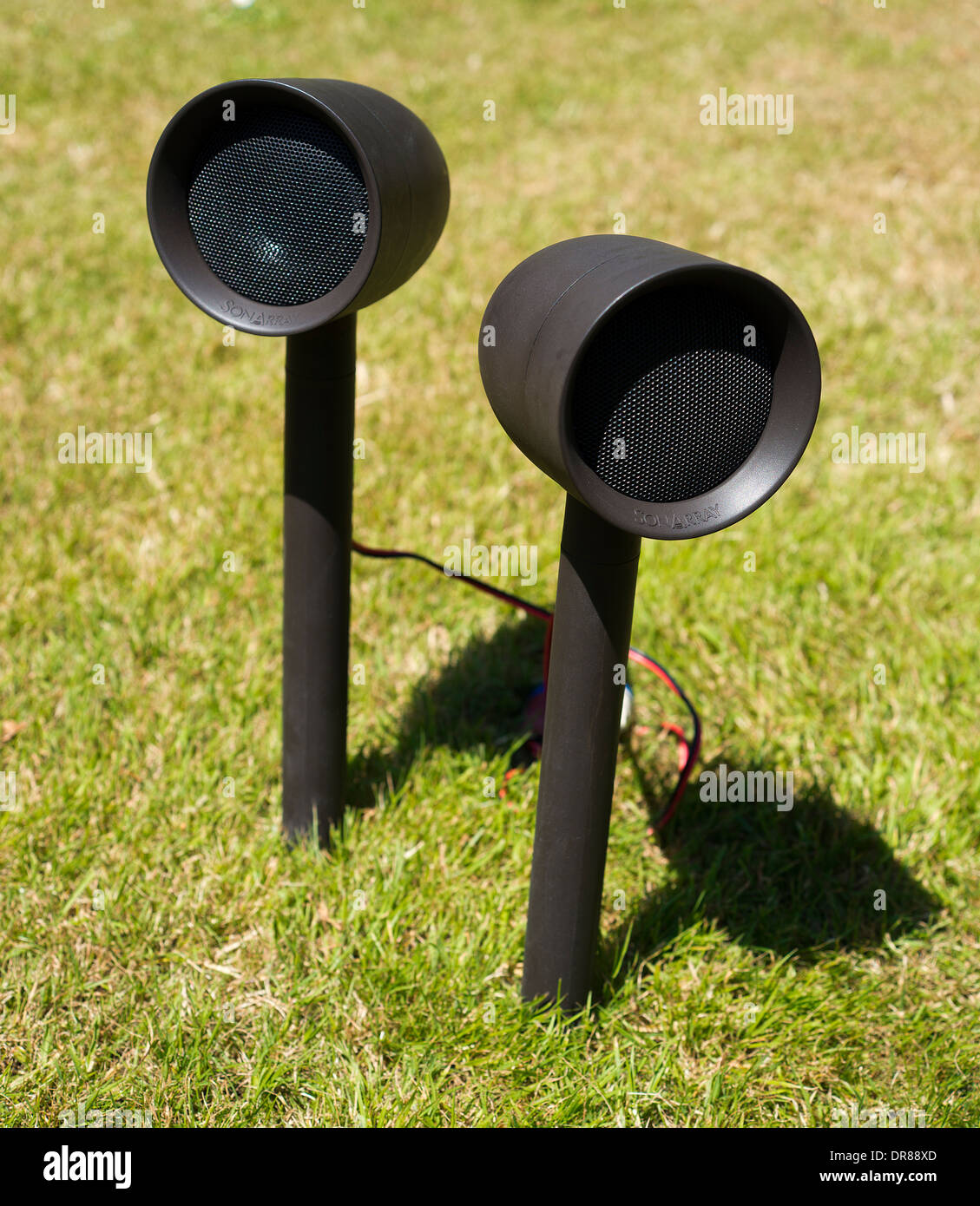 Exterior impermeable SonArray sistema de altavoces para el jardín, por  Sonance Fotografía de stock - Alamy