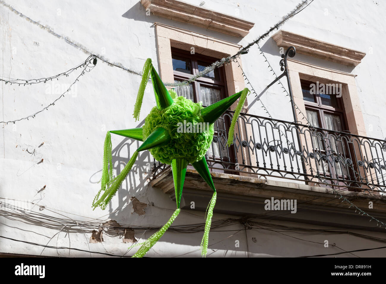 Piñata grande en una boda Fotografía de stock - Alamy