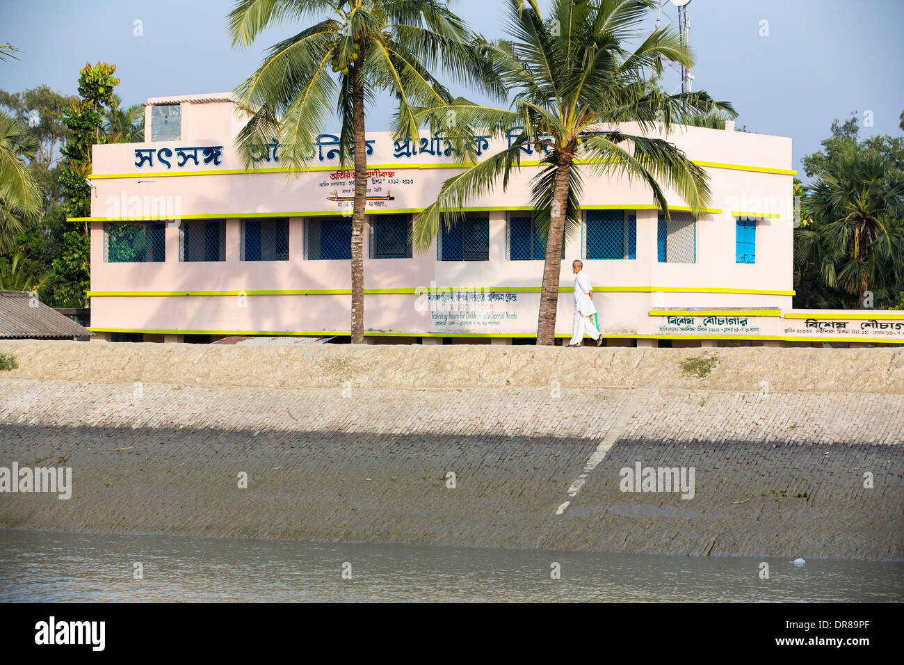 Las defensas contra inundaciones costeras en Sunderbans, una zona de tierras bajas del delta del