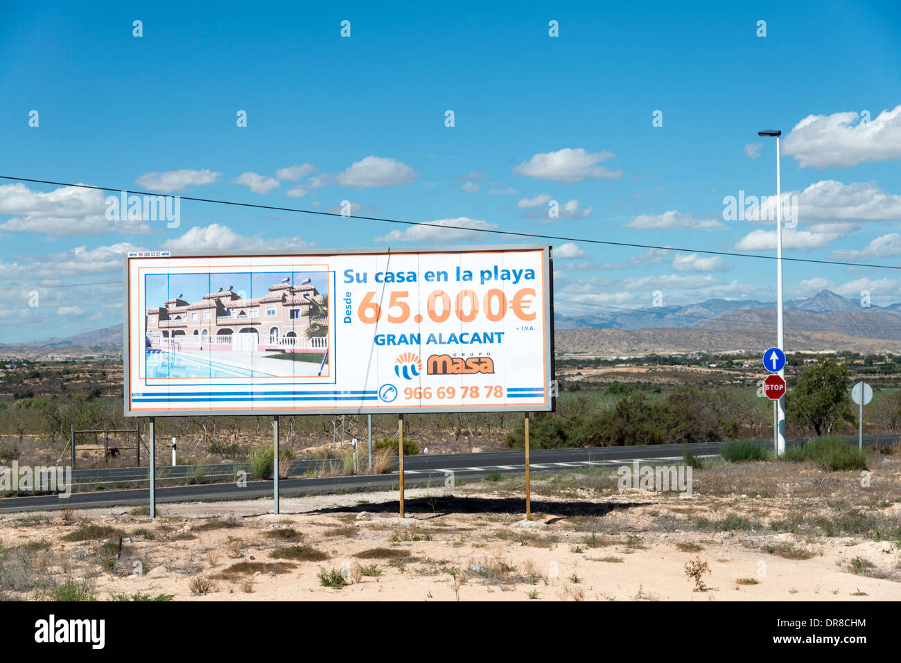 Nueva publicidad en vallas en el camino de desarrollo de propiedad en la ciudad de Gran Alacant cerca de Alicante, Costa Blanca, España Foto de stock