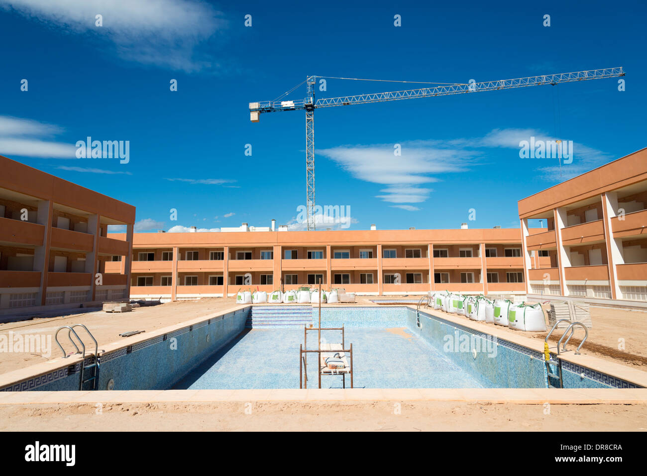 Propiedad inacabada en construcción en la ciudad nueva de Gran Alacant cerca de Alicante, Costa Blanca, España Foto de stock