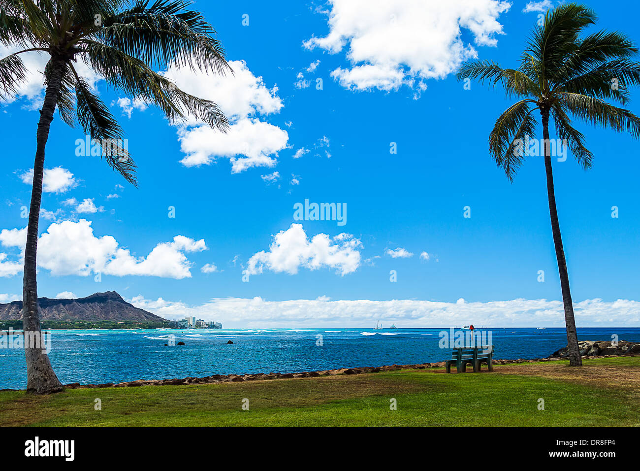 Una vista del popular para practicar surf Ala Moana Bowls y Diamond Head desde Isla Mágica en Oahu, Hawai Foto de stock