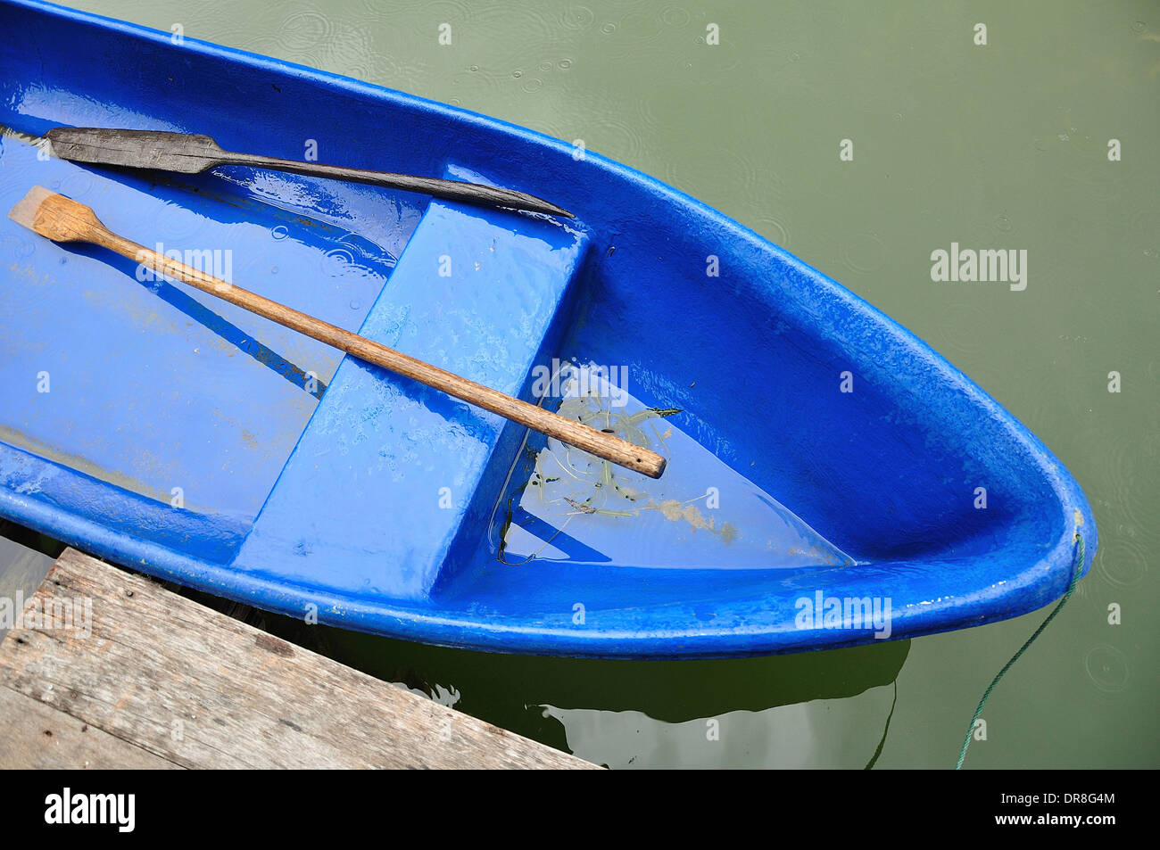 Barco Azul en el lago Foto de stock