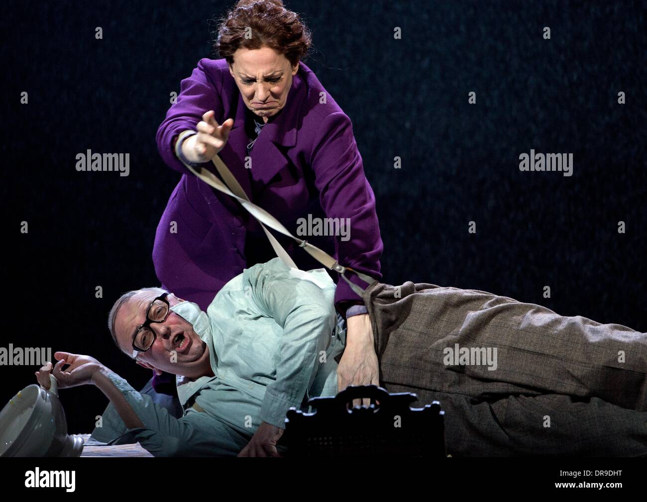 Berlín, Alemania. 20 ene, 2014. Nosotros soprano Deborah Polaski (Kabanicha) y British el baritono Pavlo Hunka (Dikoj) realice durante el ensayo de la ópera 'Kat'a Kabanova' en la Ópera en el Schillertheater en Berlín, Alemania, el 20 de enero de 2014. La ópera de Leos Janacek y dirigida por Simon Rattle se estrenará el 25 de enero de 2014. Foto: SOEREN BOZO/dpa/Alamy Live News Foto de stock