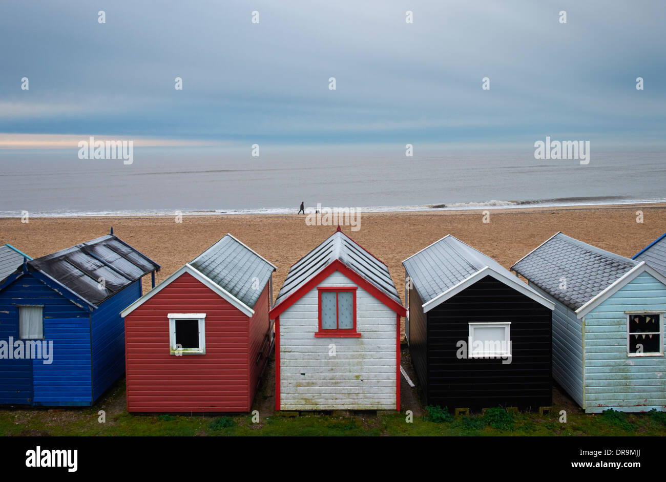 Sombría mañana de invierno con escarcha en cabañas de playa. Southwold, Suffolk, Inglaterra. Foto de stock