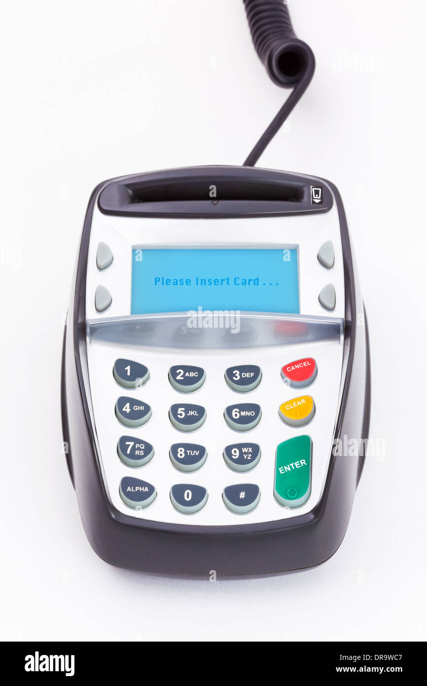Close-up de una máquina con chip y PIN sobre un fondo liso con mensaje en pantalla Inserte la tarjeta. Foto de stock