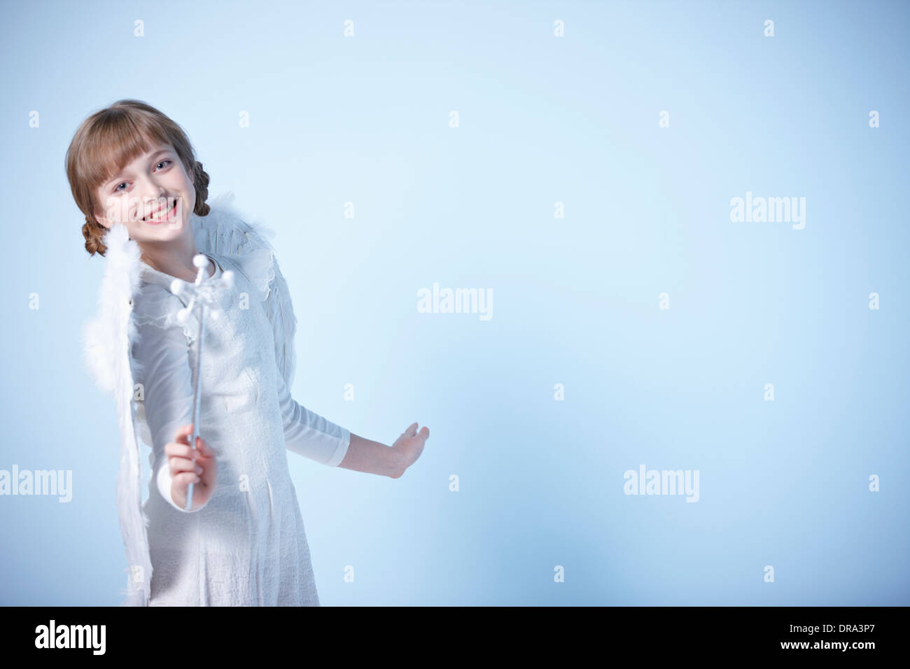 Una niña vestida como un ángel Foto de stock