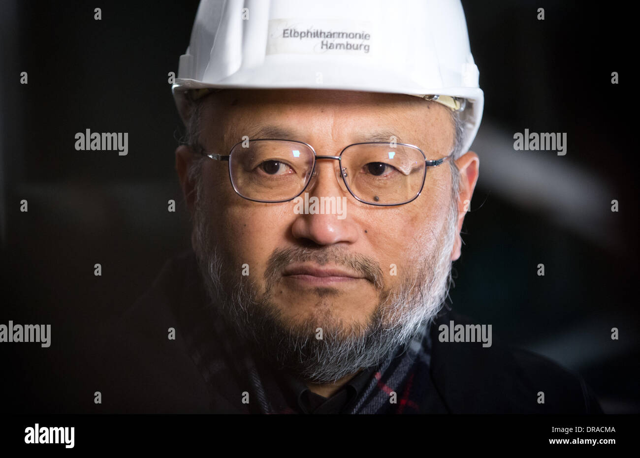 Hamburgo, Alemania. 20 ene, 2014. Yasuhisa acoustician japonés Toyota, quien es responsable de la acústica de la sala de conciertos, visita el sitio de construcción de la Orquesta Filarmónica del Elba en Hamburgo, Alemania, el 20 de enero de 2014. Los 61 años, inspeccionó los llamados 'piel blanca' por primera vez. La piel blanca es el revestimiento interior de la Orquesta Filarmónica del Elba y consta de 10.000 placas de yeso especiales, que han sido cortadas en forma individual y a fin de garantizar la mejor acústica posible. Foto: Christian Charisius/dpa/Alamy Live News Foto de stock