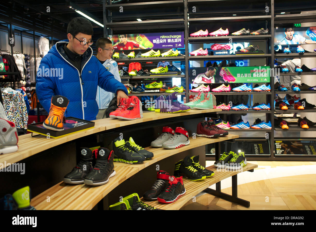 La gente tienda en Adidas outlet en Beijing, China. 21-Jan-2014 Fotografía  de stock - Alamy