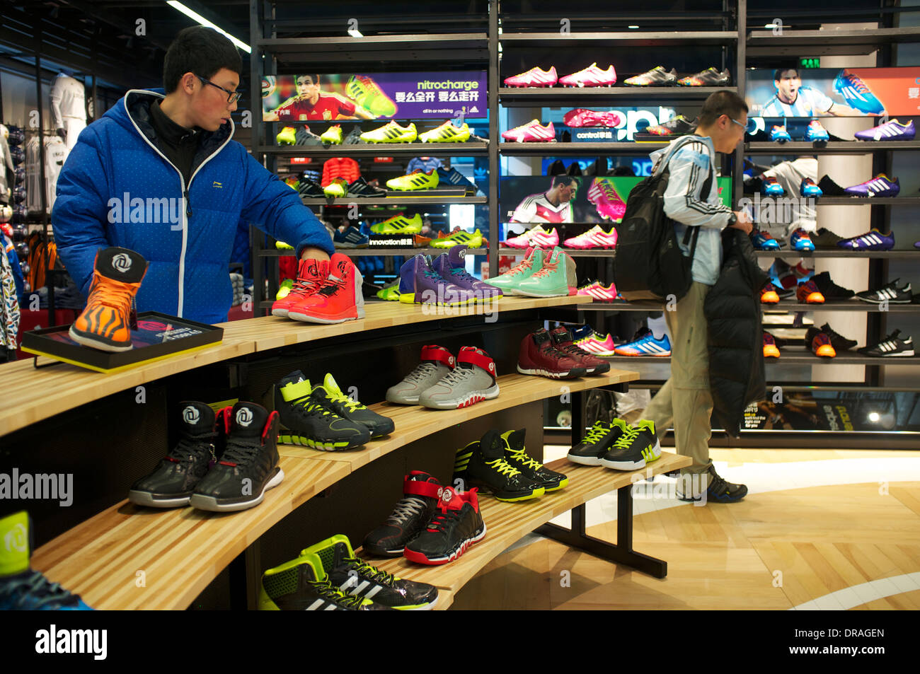 Conciso Recurso mensaje La gente tienda en Adidas outlet en Beijing, China. 21-Jan-2014 Fotografía  de stock - Alamy