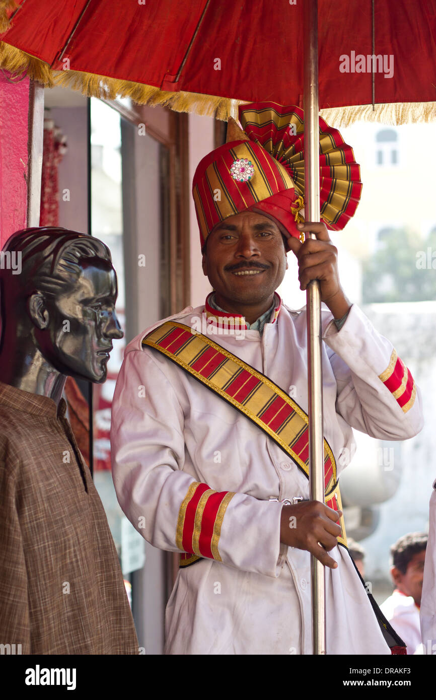 Un hombre en ropa tradicional de la India Foto de stock