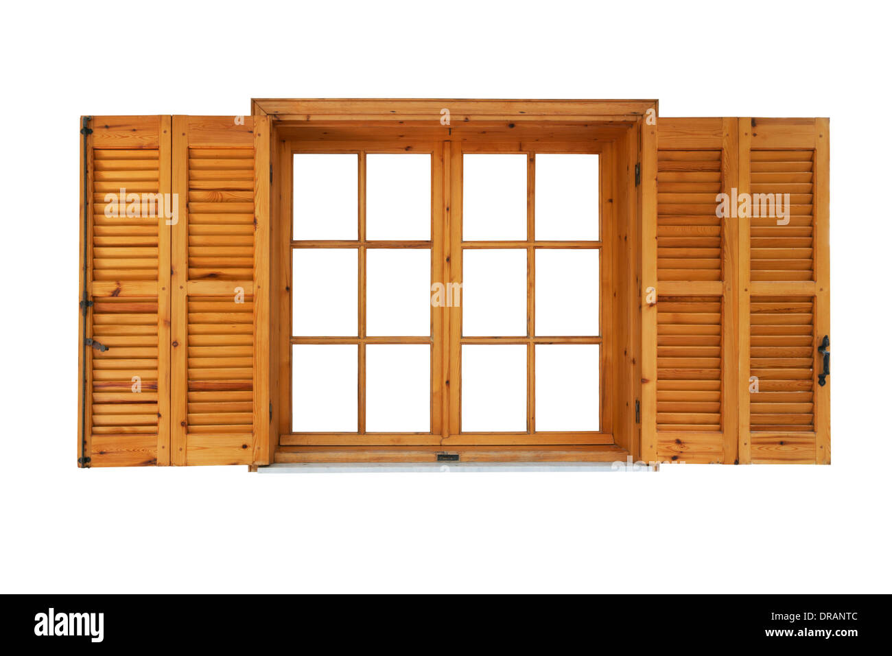 Con persianas de madera de ventana lateral exterior abierto aislado sobre fondo blanco. Foto de stock