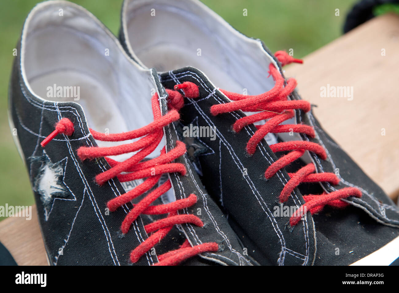 Par de Converse negro bajo una estrella top zapatilla zapatos con cordones  de color rojo. Batalla del lago MN Minnesota EE.UU Fotografía de stock -  Alamy