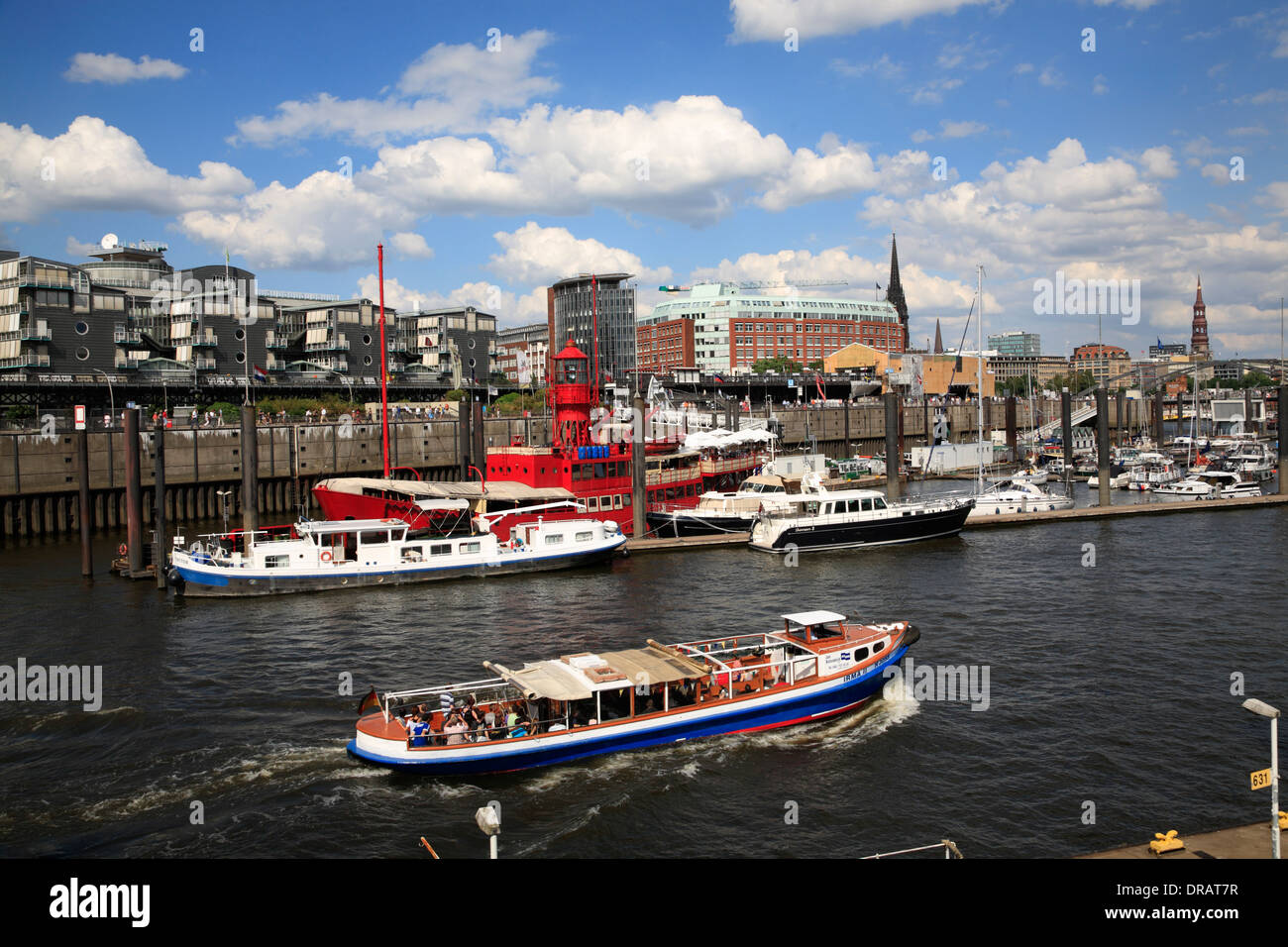 Barco de ida y vuelta al puerto, el puerto de Hamburgo, Alemania, Europa Foto de stock