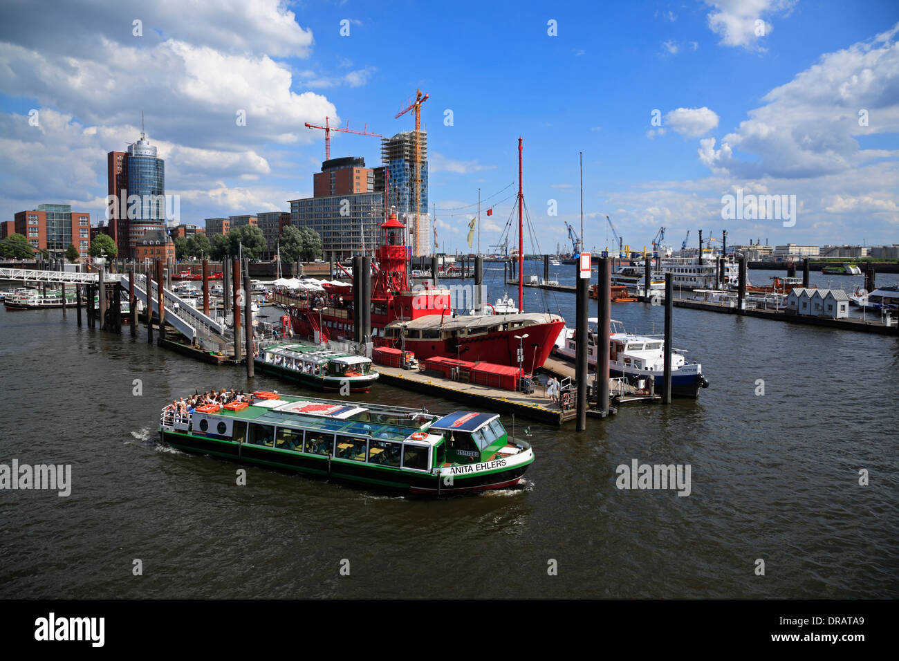 Barco de ida y vuelta al puerto, el puerto de Hamburgo, Alemania, Europa Foto de stock