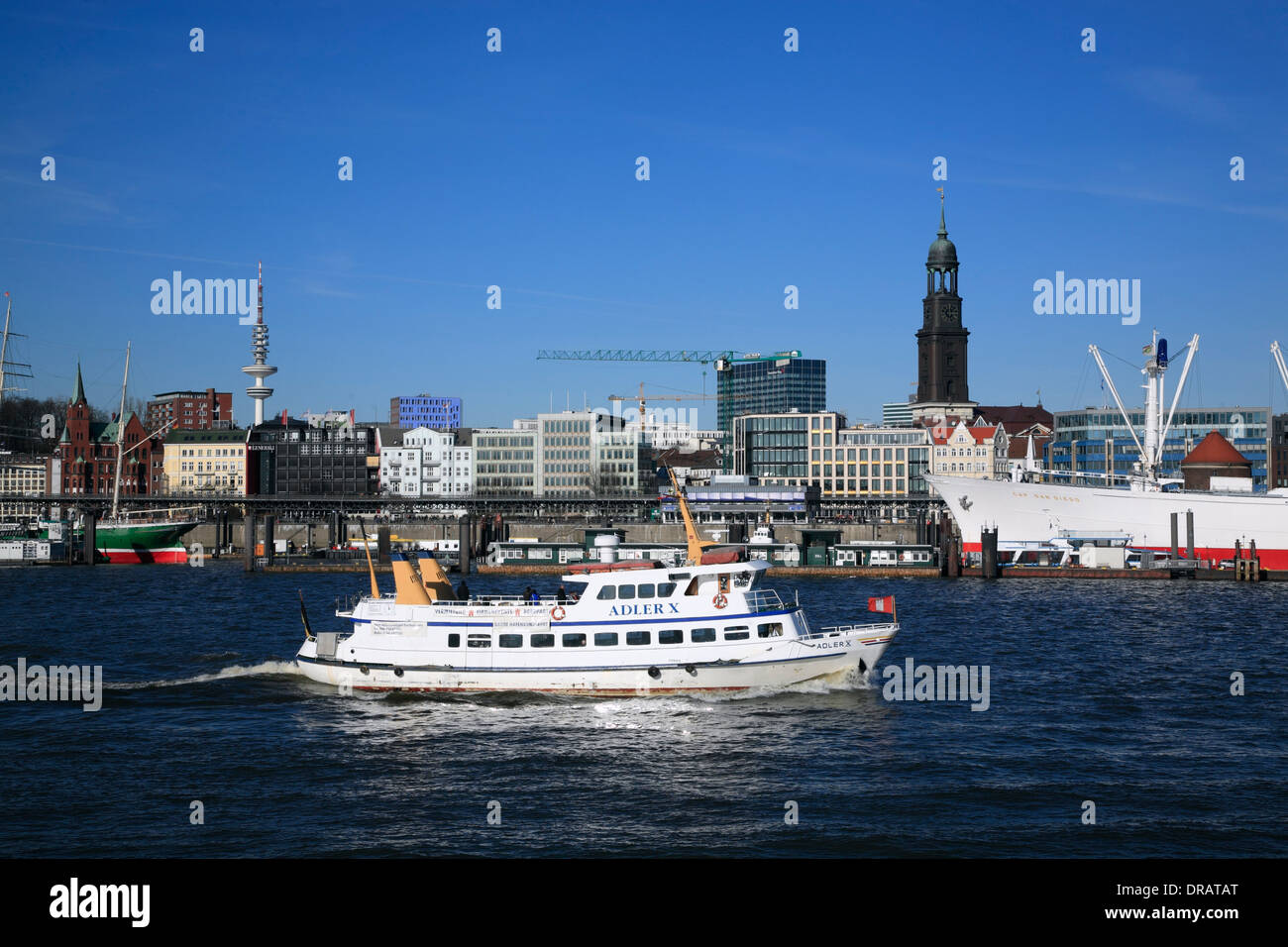 Viaje de ida y vuelta al puerto de Hamburgo, Alemania, Europa Foto de stock